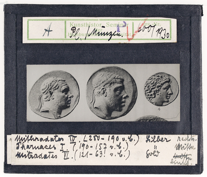 Vorschaubild Münzen: Links: Mithridates VI., Mitte: Pharmaces I., Rechts: Mithridates IV. Diasammlung